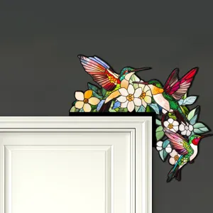Primo piano dettagliato del decoro per angolo porta con colibrì colorato in stile vetrata.