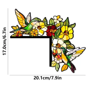 Dettaglio adesivo angolare porta colibrì stile vetro colorato, finitura decorativa in legno.