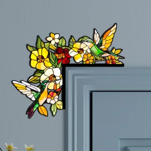 Vista di dettaglio adesivo angolare porta in legno colibri fiori stile vetrata colorata.