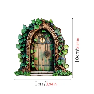 Detail van de sprookjes houten deur ornament, miniatuur tuin decoratie met bladeren.