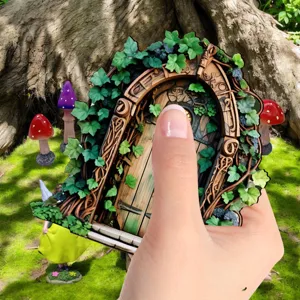 Sprookjes houten elfen deur miniatuur tuinornament buitendecoratie met klimop en paddenstoelen