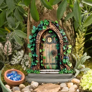 Miniatuur houten tuindeur voor elfjes sprookjestuin, boomstam decoratie detail