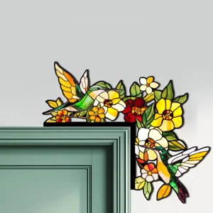 Vista dettagliata dell'adesivo per angolo porta con colibrì e fiori in vetro colorato per casa.