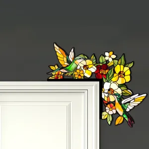 Dettaglio adesivo angolare per porta colibrì in vetro colorato con decorazione floreale vivace.