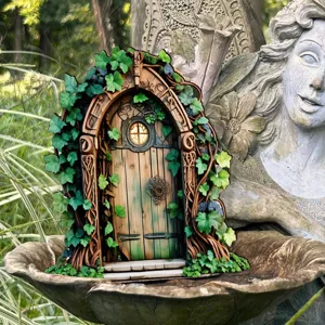 Close-up van houten sprookjesdeur tuindecoratie met ingewikkelde klimopbladeren en gloeiend rond raam.