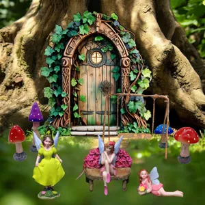 Sprookjesachtige tuindeur miniatuur set met beeldjes en kleurrijke paddenstoelen.