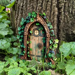 Houten sprookjesdeur detail met prachtig snijwerk, verlicht venster en groene klimopbladeren.
