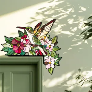 Dettaglio ravvicinato della decorazione per angolo porta con colibrì colorato e fiori.