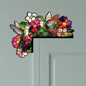 Decorazione angolo porta colibri in vetrata, dettaglio accento fiori vivaci vicino