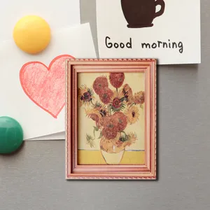 Houten vintage fotolijst magnetische koelkast sticker met klassieke kunstdruk detailweergave.