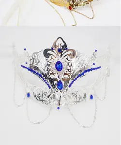 Maschera in metallo argentato per feste con strass blu e catene per eventi di costume.
