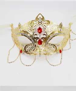 Elegante maschera di carnevale dorata con pietre rosse e strass per festa in costume.