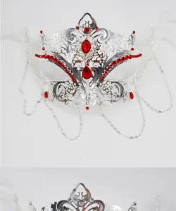 Maschera di carnevale in metallo argento con strass rossi e catenelle pendenti.