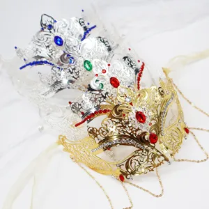 Maschera di carnevale in metallo con strass, perfetta per feste, balli e travestimenti.