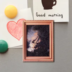 Gedetailleerde close-up van een vintage houten fotolijst koelkastmagneet met klassieke kunst.