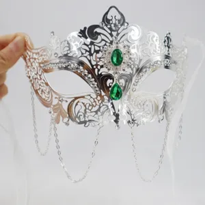 Elegante maschera di carnevale argento con strass verdi e catene di metallo per festa.