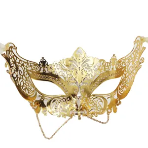 Squisita maschera in metallo dorato con strass e catenella per feste e carnevale.