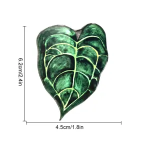 Gros plan détaillé de l'aimant de réfrigérateur tropical avec dimensions et texture verte.