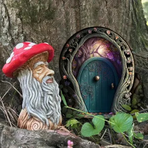 Tuin elf deur en paddestoel oude man gnoom beeldje buitendecoratie detailweergave.