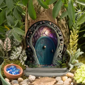 Kleine houten elfen deur voor tuindecoratie, magisch boomholte ornament voor buitengebruik.