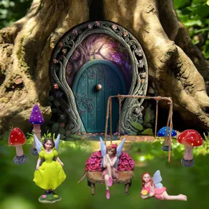Gedetailleerd overzicht van de miniatuur sprookjestuin set, boomdeur, beeldjes en paddenstoelen.