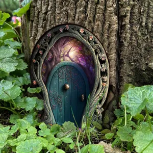 Gedetailleerd uitzicht van de miniatuur elfendeur boom ornament voor tuindecoratie buiten.