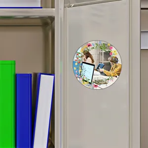 Vista de detalle cercana del espejo magnético acrílico para taquilla con diseño de flores.