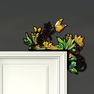 Vista dettagliata adesivo per angolo porta con gatto e farfalla in stile vetrata decorativa.