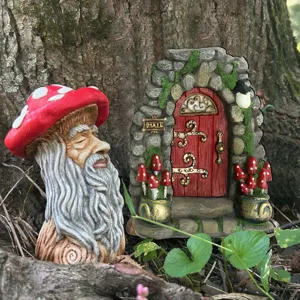 Sprookjes hars paddestoel huis deur en oude tovenaar tuin standbeeld detail weergave