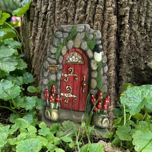 Tovertuin deur voor boomstam buitendecoratie, miniatuur hars paddestoel huis decor detail.