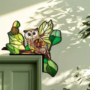 Dettaglio adesivo angolare porta gufo in stile vetrata, decorazione murale casa.