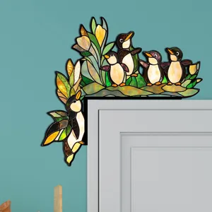 Adesivo per angolo porta pinguino in vetro colorato, simpatico decoro floreale per cornice casa.