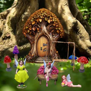 Gedetailleerd overzicht van sprookjestuin miniatuur boomhut deur, feeën en paddenstoel.