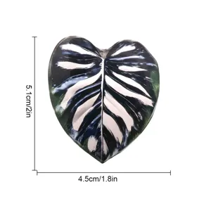 Gros plan sur l'aimant de réfrigérateur en acrylique feuillage tropical, beau décor.