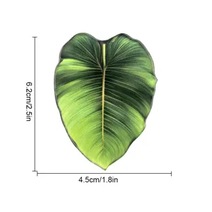 Vue de détail rapprochée de l'aimant de frigo feuille tropicale, montrant des nervures réalistes.