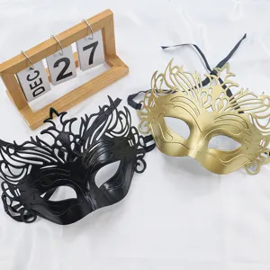 Elegante juego de máscaras de media cara para fiesta de máscaras negro y dorado para Halloween.