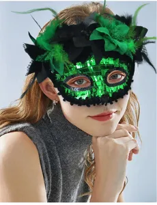 Groene pailletten masker met veren en bloemen voor carnaval feest en verkleedpartij.