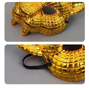 Gouden dierenmasker detail afbeelding met metalen roosterstructuur en zwarte elastische band.
