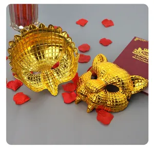 Gouden plastic dierenmasker details, glanzende feest kostuum accessoire close-up weergave