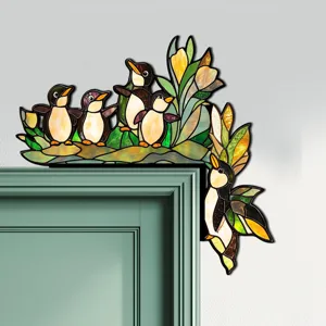 Vista dettagliata dell'adesivo decorativo per angolo porta con pinguini e fiori in stile vetrata.