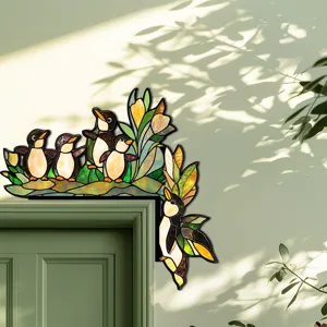Primo piano dell'adesivo angolare per porta con pinguini in stile vetro colorato.