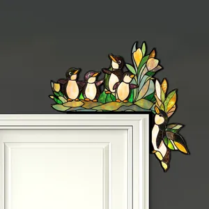 Adesivo decorativo in legno per angolo porta con simpatici pinguini e motivi floreali.