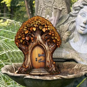 Houten sprookjesboomhuis deur detailweergave, perfect for magische tuin en buitenplaats decoratie.