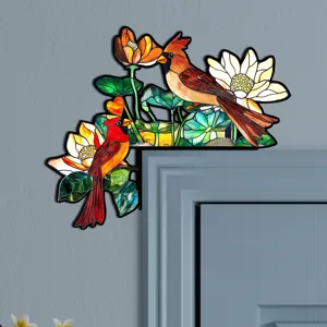 Vista dettagliata dell'adesivo decorativo per angolo porta in stile vetrata con uccelli e loto.