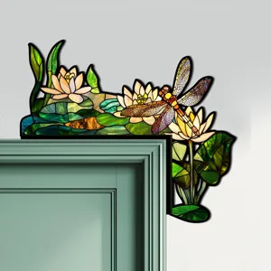 Primo piano dettagliato dell'adesivo decorativo per angolo porta con loto stile vetrata.