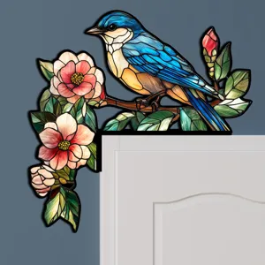 Vista dettagliata adesivo angolare porta con uccello blu e fiori rosa in stile vetrata decorativa.