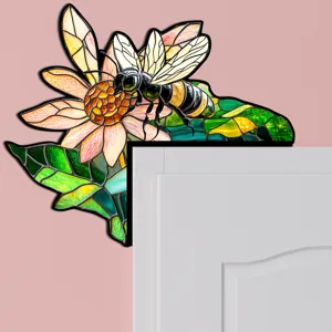 Adesivo decorativo per angolo porta in stile vetrata con simpatico motivo di api e fiori.