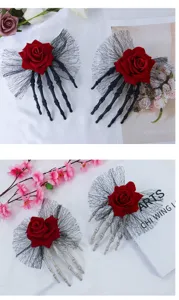 Halloween haarspeld schedel hand rode roos gothisch stijl uniek haaraccessoire voor feestjes.