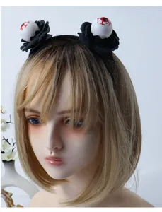 Halloween oog haarband detail met enge griezelige bloedogen en zwarte bloemendecoratie.