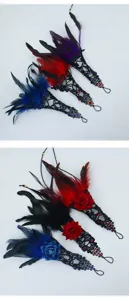 Bracelet de main gothique en dentelle et plumes avec roses et strass pour fête cosplay.